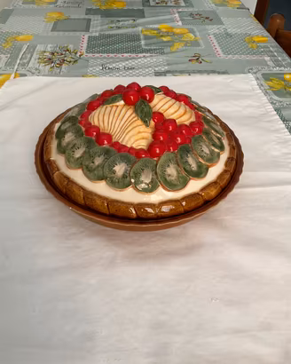 Tortiera in ceramica con decorazioni di frutta