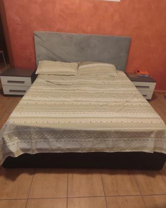 Camera con como e comodini e letto