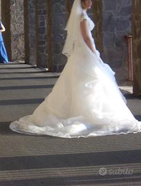 Abito da sposa pronovias con gonna ad onde tulle