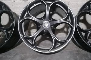 4 Cerchi 8,5 e 10 da 19 in lega Giulia Alfa Romeo