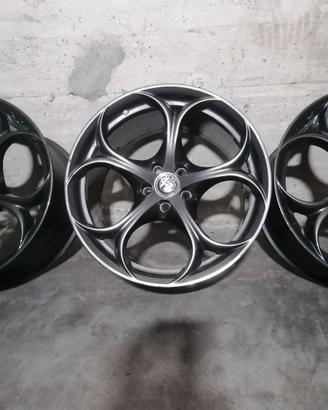 4 Cerchi 8,5 e 10 da 19 in lega Giulia Alfa Romeo