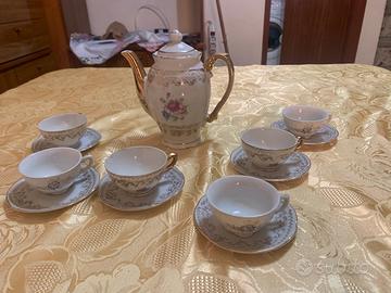 Servizio te piu vestiti da donna e altri oggetti