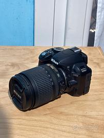 Nikon D3100 con obiettivo Nikon AF-S NIKKOR 18-105