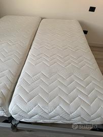 Coppia di materassi e tavolo rotondo in vetro