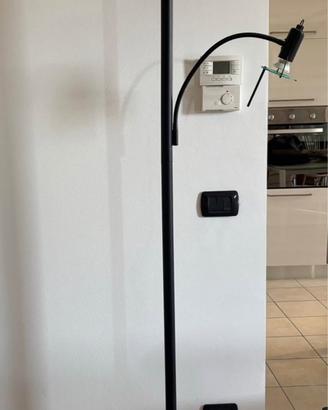 Lampada nera da terra, moderna