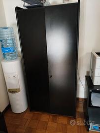 Mobili ufficio (armadio, cassettiera, 3 tavoli)