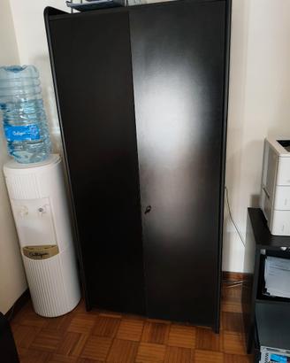 Mobili ufficio (armadio, cassettiera, 3 tavoli)