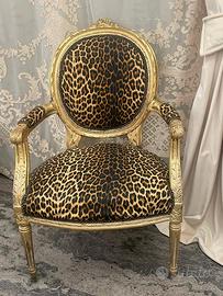 Poltroncina e pouf leopardati stile barocco dorati