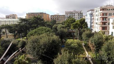 Stanza singola con balcone al centro del Vomero