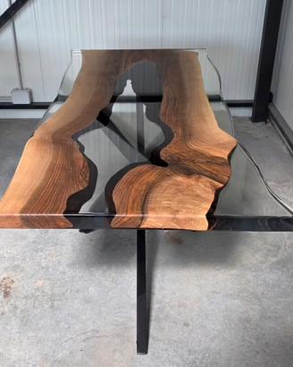 Tavolo in noce e resina trasparente