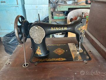 Macchina da cucire a pedali Singer d’epoca (1913).