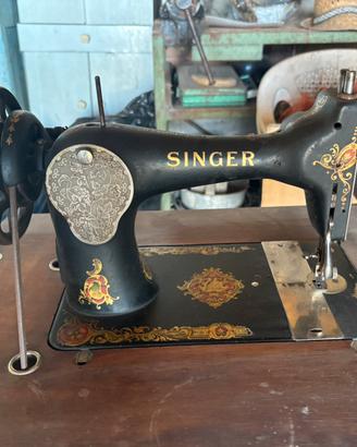Macchina da cucire a pedali Singer d’epoca (1913).