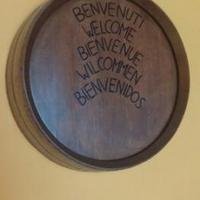 Fondo botte da parete con saluto in varie lingue