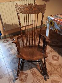 Sedia a dondolo in legno antica.