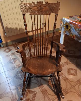 Sedia a dondolo in legno antica.