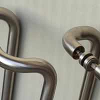Coppia di maniglioni in acciaio inox L.68