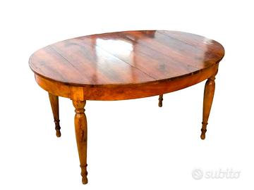 Tavolo ovale elegante dell'Ottocento