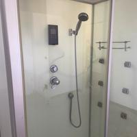 Doccia idromassaggio con radio