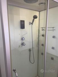 Doccia idromassaggio con radio