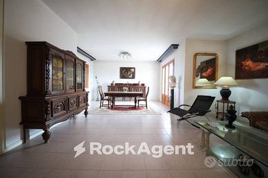 PREGIATO STABILE/VILLA IN ZONA TRANQUILLA, COPERTI