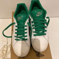 Scarpe Nike bianche verdi.
