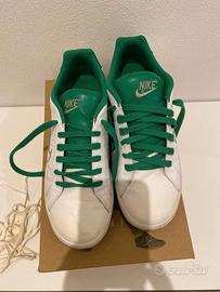 Scarpe Nike bianche verdi.