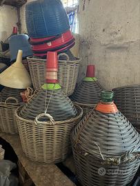 Damigine vetro ricoperte in vimini