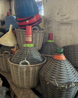 Damigine vetro ricoperte in vimini