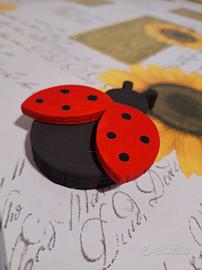 Coccinella in legno fatta a mano