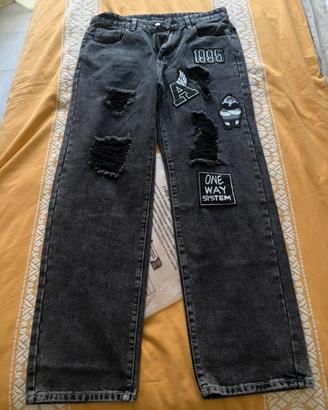 Jeans grigi strappati wide leg con patch custom€35