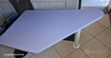 scrivania grande e sedia