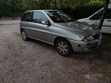 lancia y 