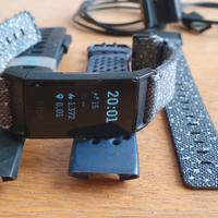 Fitbit Charge 4 con accessori
