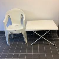 Sedia da giardino con tavolo