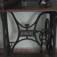 Mobile d'epoca in ghisa con macchina da cucire