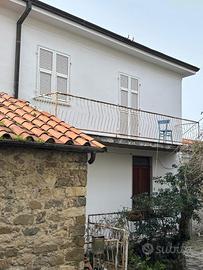 Casa indipendente in un tipico borgo toscano