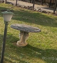 Tavolo storico in cemento da giardino