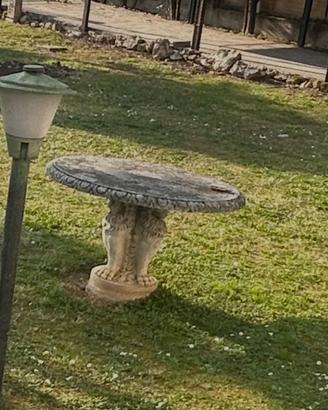 Tavolo storico in cemento da giardino