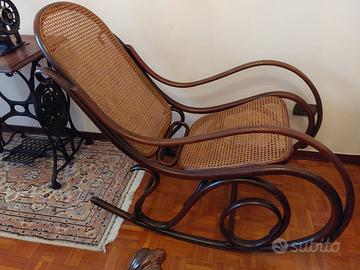 Sedia a dondolo d'epoca firmata Thonet