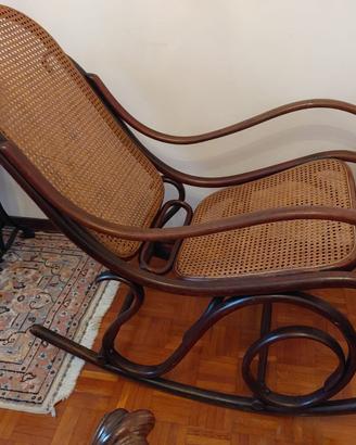 Sedia a dondolo d'epoca firmata Thonet