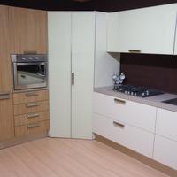 Cucina con elettrodomestici
