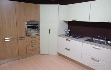 Cucina con elettrodomestici