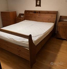 Letto matrimoniale e due comodini coordinati