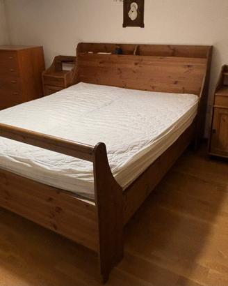 Letto matrimoniale e due comodini coordinati
