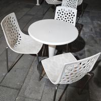 2 tavoli e 6 sedie in buono stato.