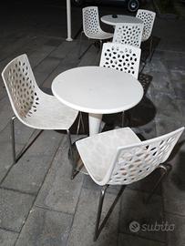 2 tavoli e 6 sedie in buono stato.