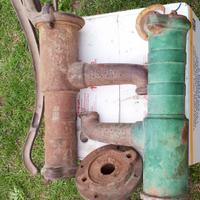Due Pompe anni 60 a mano in ghisa per acqua