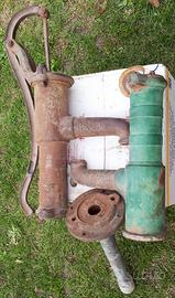 Due Pompe anni 60 a mano in ghisa per acqua