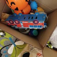 Scatola piena di giochi bambino