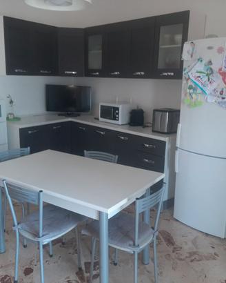 Cucina attrezzata e parete salone